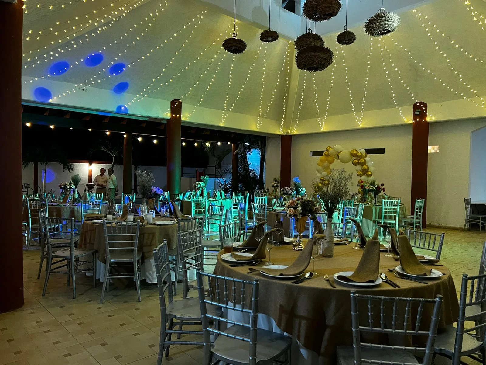 Montaje premium en jardín para boda en Cancún.